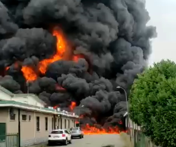 Vasto incendio in un'Azienda chimica a San Giuliano Milanese